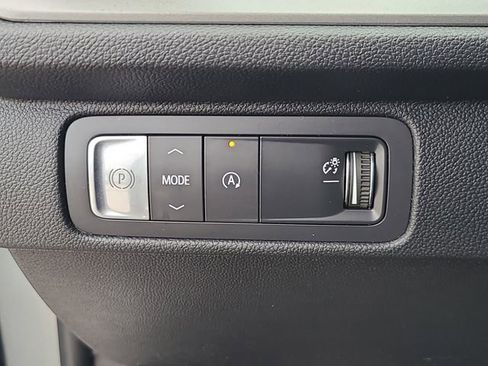 Used 2025 Chevrolet Traverse LT FWD image 24