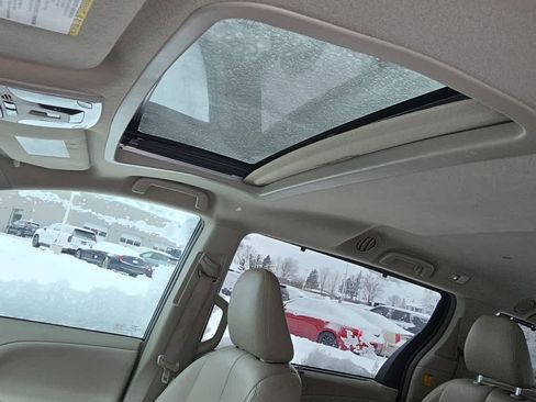 Used 2012 Toyota Sienna XLE image 9