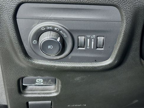 Used 2023 Jeep Grand Cherokee Limited w/ Black Appearance Package image 17