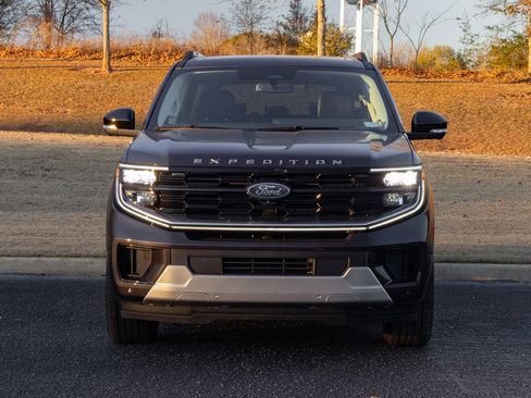 New 2025 Ford Expedition Platinum w/ Driver's Package image 2