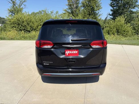 Used 2018 Chrysler Pacifica Touring-L w/ Tire & Wheel Group FWD image 7
