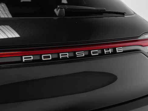 Certified 2022 Porsche Macan AWD/4WD image 18