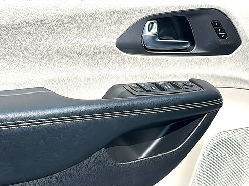 Used 2022 Chrysler Pacifica Touring-L image 16