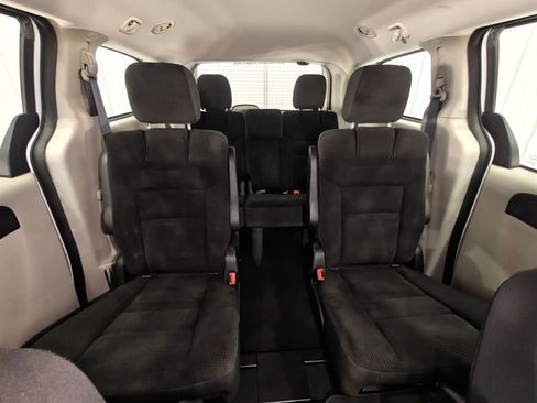 Used 2019 Dodge Grand Caravan SE FWD image 23