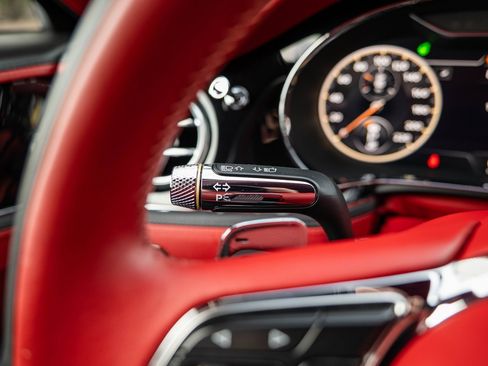 Used 2022 Bentley Flying Spur V8 image 23