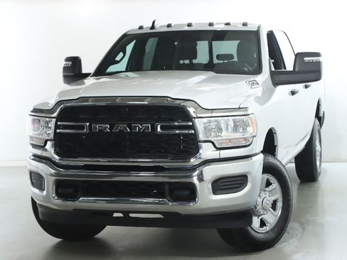 Used 2024 RAM 2500 Tradesman w/ Chrome Appearance Group AWD/4WD image 3