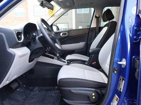 Used 2025 Hyundai Venue SEL image 13