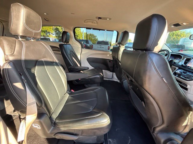 Used 2024 Chrysler Pacifica Touring-L FWD image 11