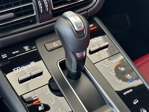 Certified 2025 Porsche Macan image 22