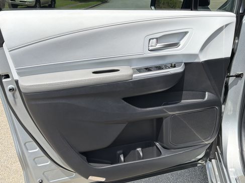 Used 2025 Toyota Sienna XLE w/ XLE Plus Package FWD image 10