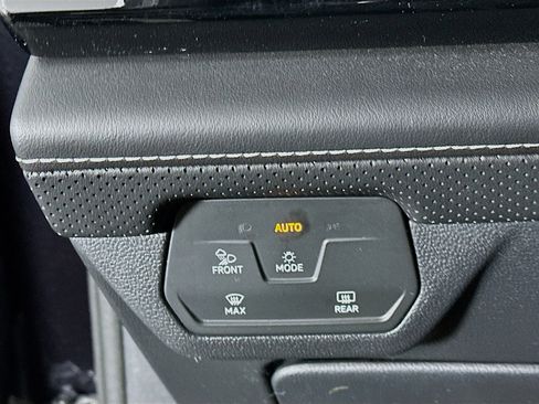 Used 2024 Volkswagen Atlas Cross Sport SE image 16