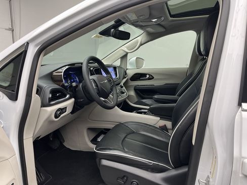 Used 2022 Chrysler Pacifica Limited w/ Uconnect Theater Family Group image 3