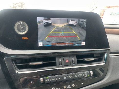 Used 2023 Lexus ES 300h w/ Premium Package image 15