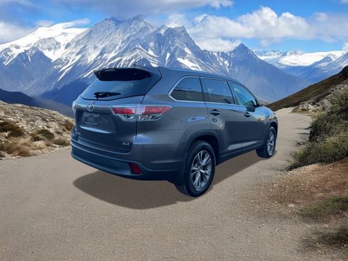 Used 2014 Toyota Highlander XLE image 5