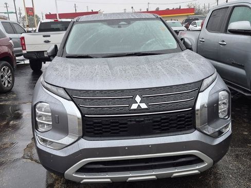 Used 2024 Mitsubishi Outlander SE image 2