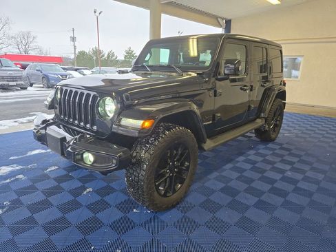 Used 2022 Jeep Wrangler Unlimited Sahara image 3