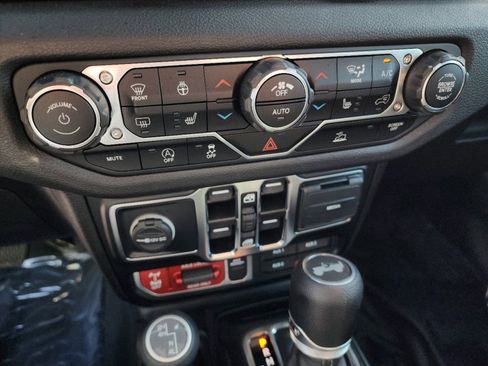 Used 2024 Jeep Wrangler Unlimited Sport AWD/4WD image 10