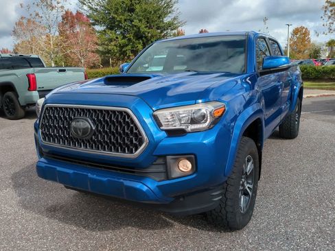 Used 2018 Toyota Tacoma TRD Sport w/ Technology Package image 2