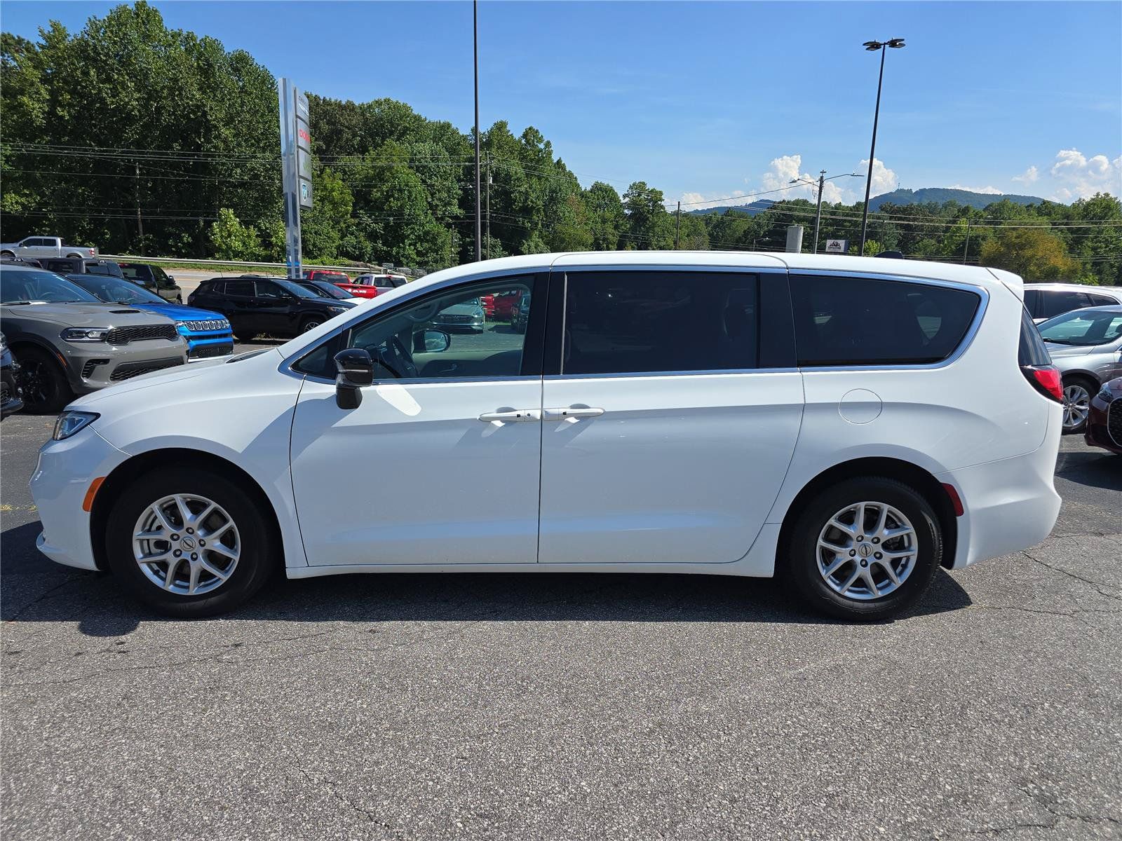 Used 2024 Chrysler Pacifica Touring-L FWD image 6