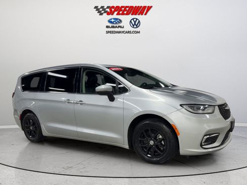 Used 2023 Chrysler Pacifica Touring-L FWD image 3