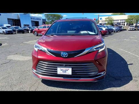 Used 2023 Toyota Sienna Platinum AWD/4WD image 3