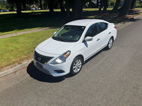 Used 2015 Nissan Versa w/ SL Tech Package FWD image 9