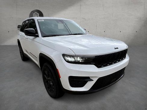 New 2025 Jeep Grand Cherokee Altitude image 4