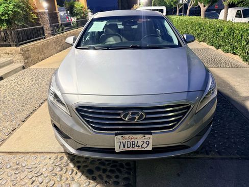 Used 2017 Hyundai Sonata SE image 2