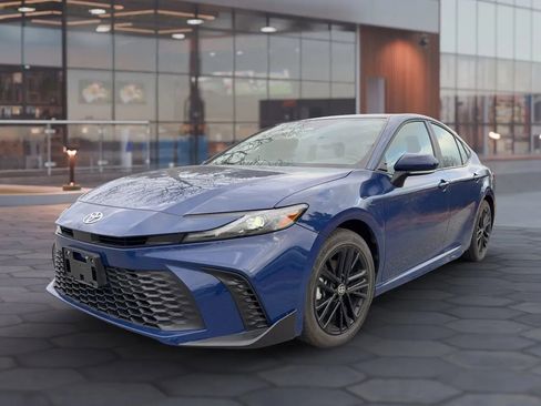 Used 2025 Toyota Camry SE image 2