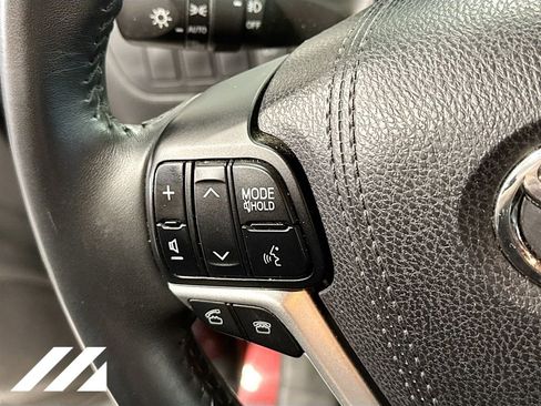 Used 2016 Toyota Highlander XLE w/ Four Season Floor Mat Package AWD/4WD image 12