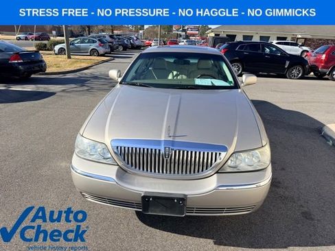 Used 2003 Lincoln Town Car Signature image 8