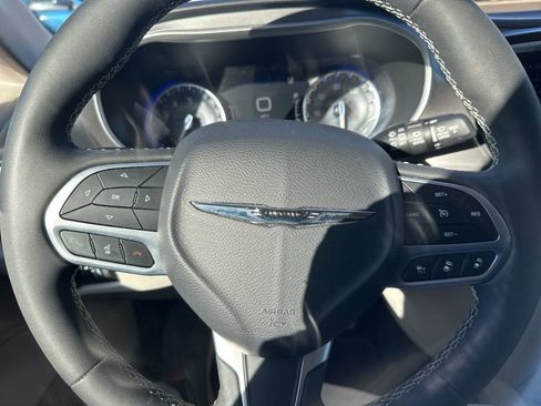 Used 2023 Chrysler Pacifica Touring-L image 11