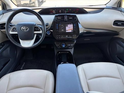 Used 2017 Toyota Prius Four FWD image 4