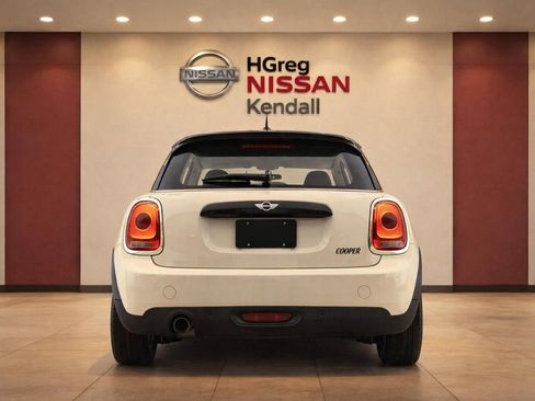 Used 2017 MINI Cooper 4-Door Hardtop image 6
