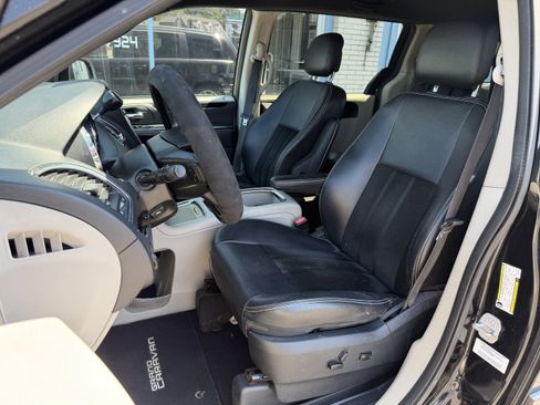 Used 2014 Dodge Grand Caravan SXT FWD image 13