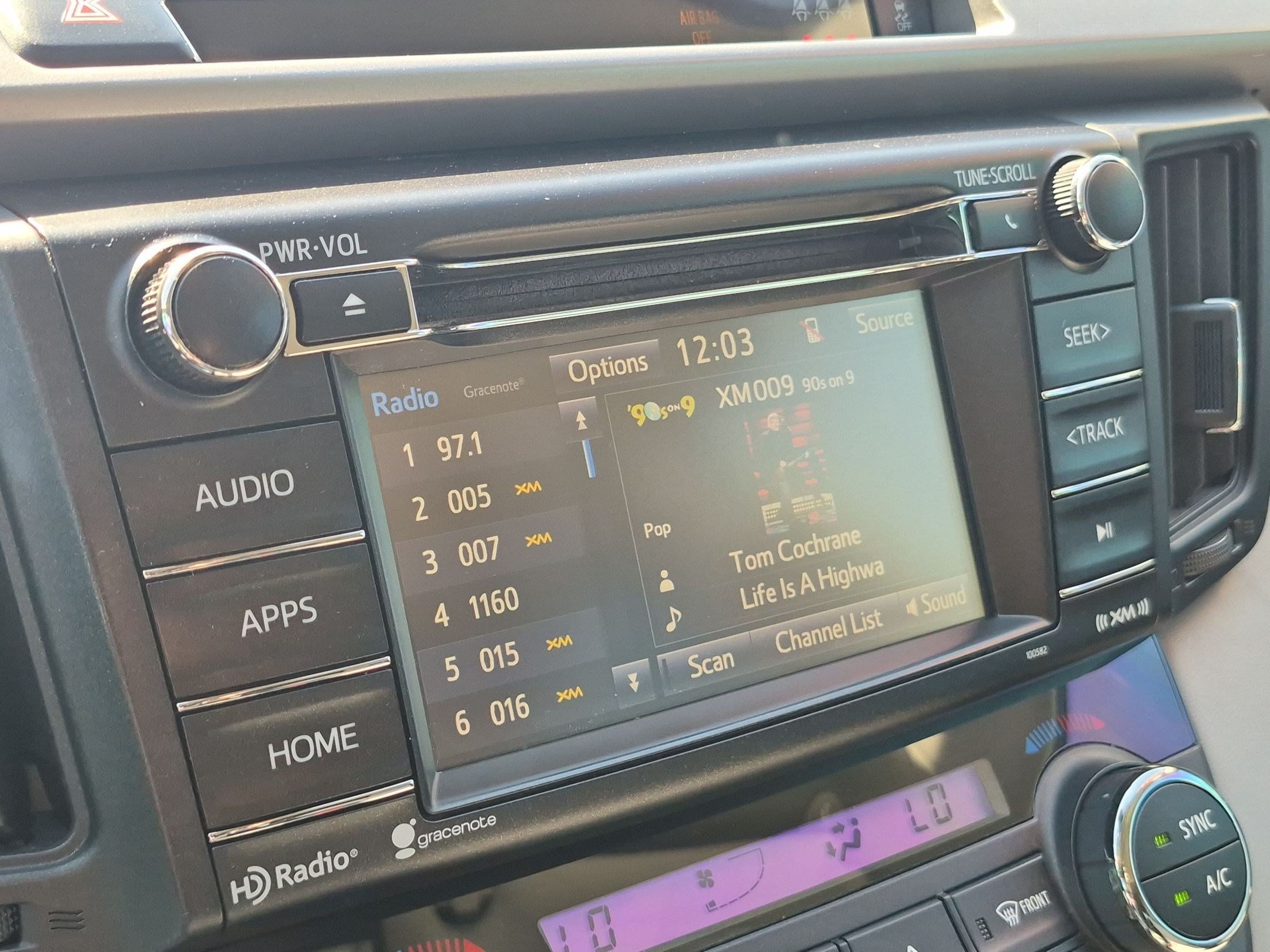 Used 2018 Toyota RAV4 XLE AWD/4WD image 19