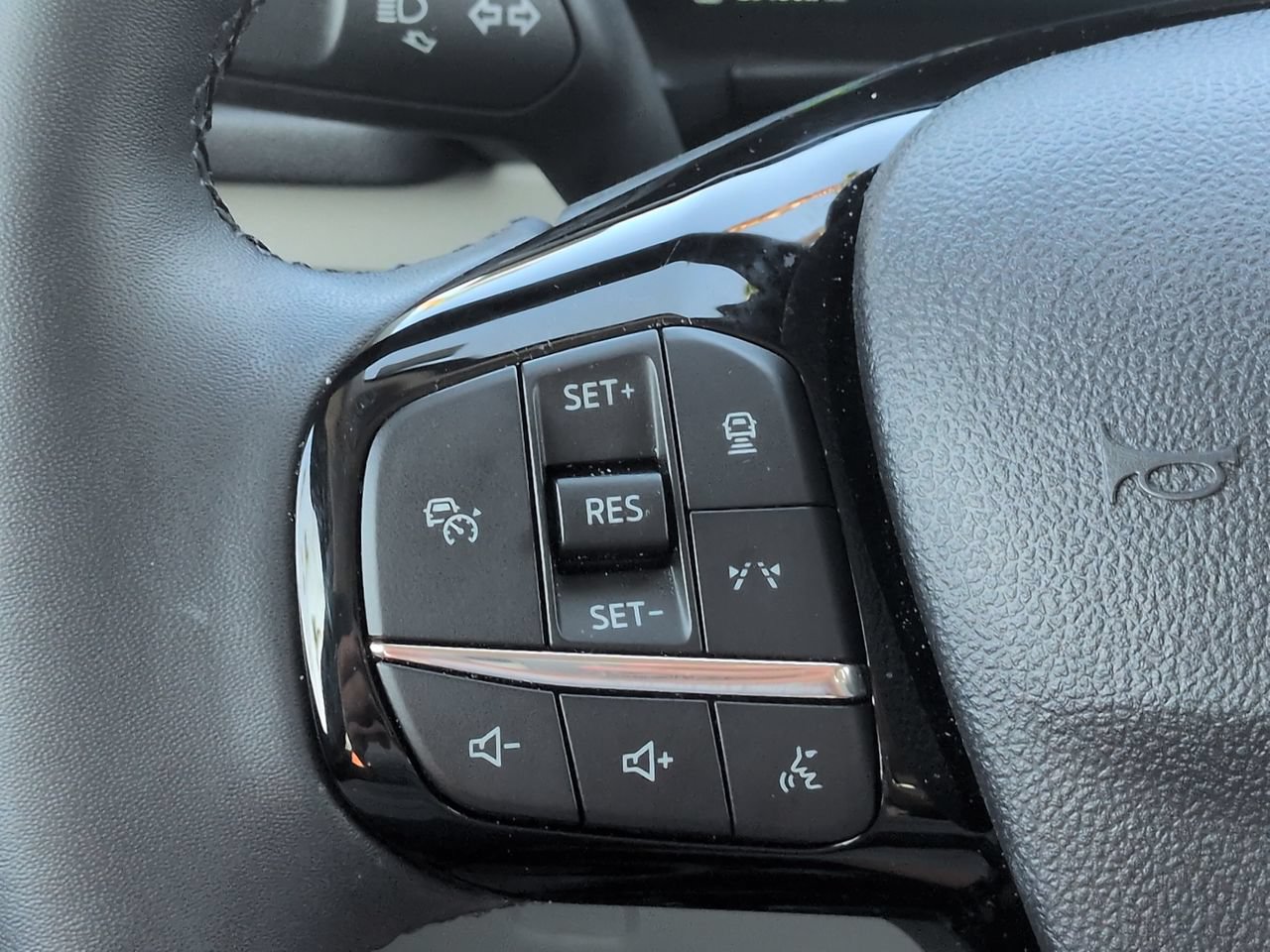 Used 2025 Ford Escape Platinum w/ Premium Technology Package FWD image 24