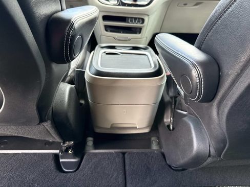 Used 2022 Chrysler Pacifica Touring-L w/ Uconnect Theater Family Group AWD/4WD image 20