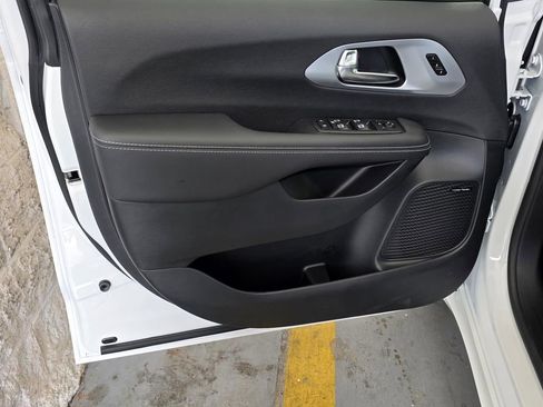 New 2026 Chrysler Pacifica Limited w/ Uconnect Theater Family Group image 44