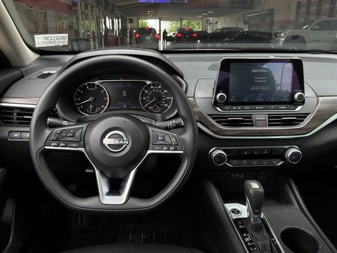 Used 2025 Nissan Altima 2.5 SV FWD image 14