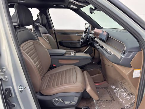 Used 2024 Kia EV9 Land image 16