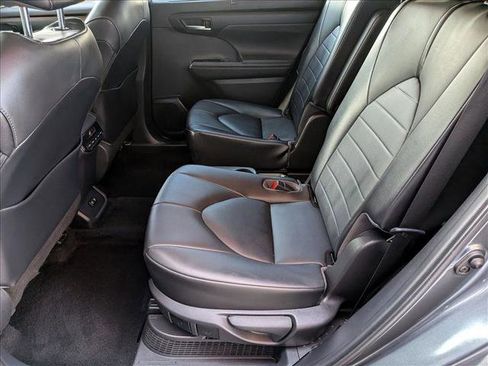 Certified 2021 Toyota Highlander XLE image 19