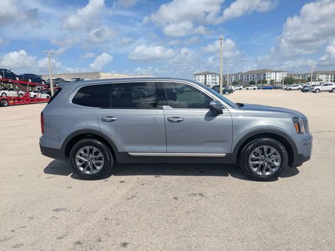 Used 2024 Kia Telluride LX FWD image 4