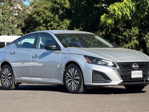 Used 2025 Nissan Altima 2.5 SV FWD image 9