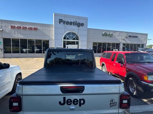 Used 2024 Jeep Gladiator Mojave AWD/4WD image 9
