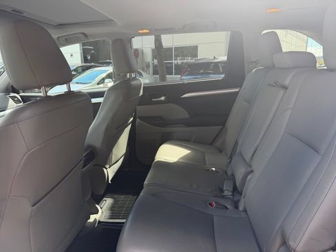 Used 2015 Toyota Highlander XLE AWD/4WD image 16