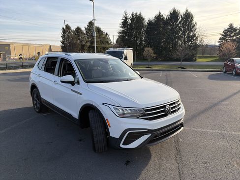 Used 2022 Volkswagen Tiguan SE image 3