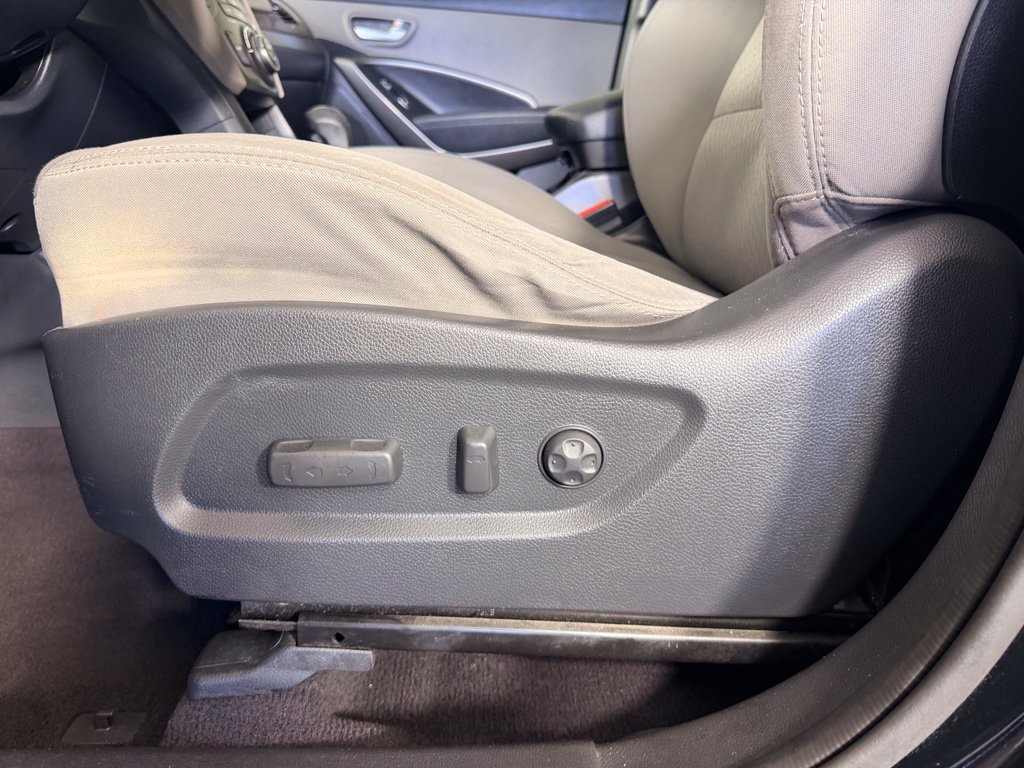 Used 2017 Hyundai Santa Fe SE AWD/4WD image 26