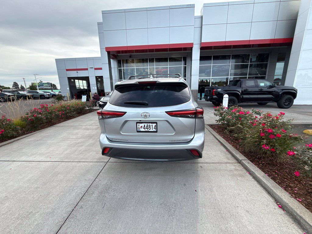 Used 2023 Toyota Highlander Limited AWD/4WD image 6