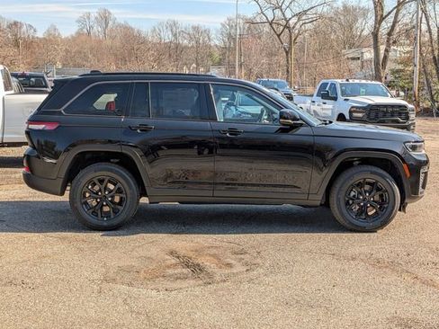 New 2026 Jeep Grand Cherokee Laredo image 2